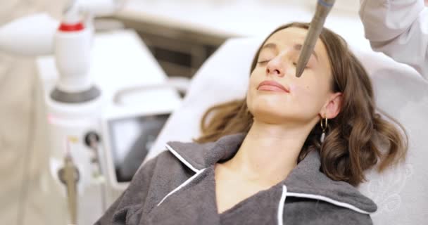 Kozmetológus lézeres arcfelvarrást végez a szépségklinikán — Stock videók