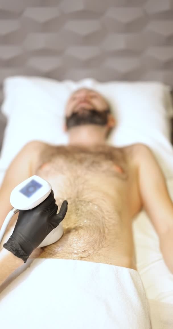 Людина під час ультразвукової неінвазивної процедури ліпосакції — стокове відео