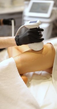 Doktor klinikte ultrason liposuction prosedürü uyguluyor.