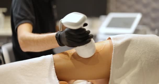 Doktor klinikte ultrason liposuction prosedürü uyguluyor. — Stok video