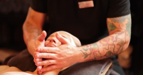 Kvinna som får ansiktsbehandling avkopplande lymfdränage massage — Stockvideo