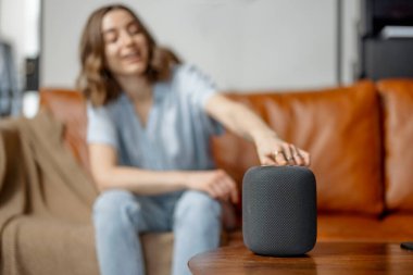 Ses asistanı sütunuyla konuşan kadın 