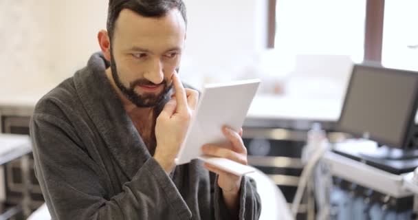 Seorang pria melihat wajahnya di salon kecantikan — Stok Video