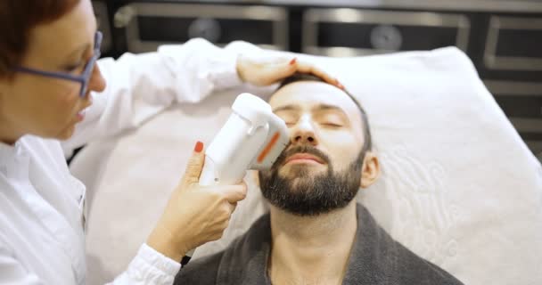 Mężczyzna na USG zabiegu liftingu twarzy w salonie kosmetologii — Wideo stockowe