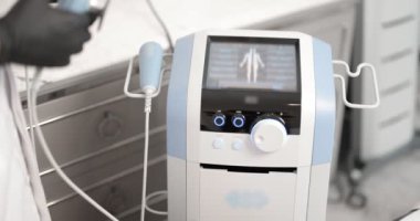 Manyetik terapi makinesi olan bir doktor.