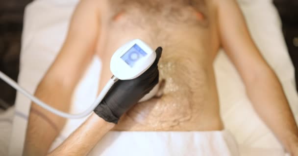 Člověk během ultrazvukového neinvazivního liposukčního zákroku — Stock video