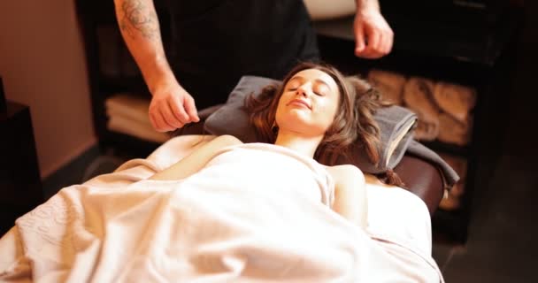 Молода жінка готується до масажу обличчя — стокове відео