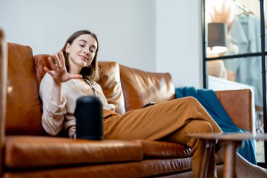 Kanepede ses asistanı sütunuyla konuşan kadın