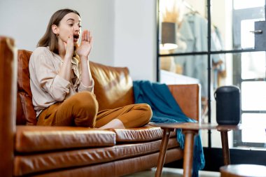 Kanepede ses asistanı sütunuyla konuşan kadın