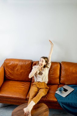 Evdeki kanepede dinlenen kadın. 