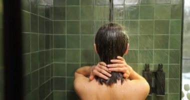 Banyoda duş alan kadın.