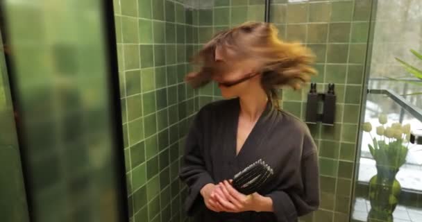 Mulher secando o cabelo no banheiro — Vídeo de Stock