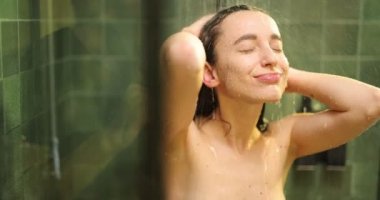 Yağmur yağan bir kadın.