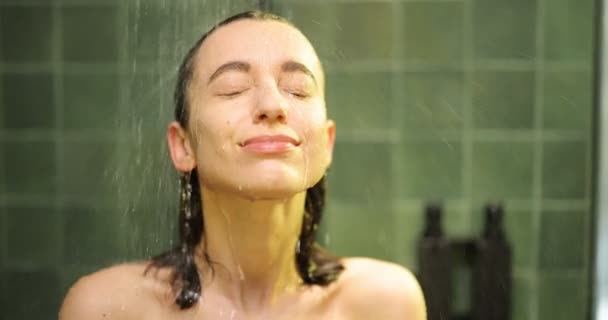 Femme prenant une douche à effet pluie — Video