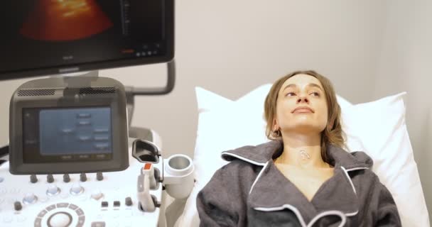 Female patient before ultrasound diagnostics — Stock Video