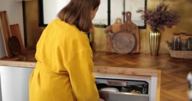 Sabahları mutfakta kahve yapan kadın.