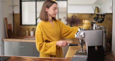 Sabahları evde kahve yapan kadın.