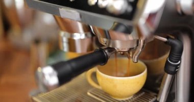 Kahve makinesinde espresso içiyorum.