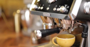 Kahve makinesinde espresso içiyorum.
