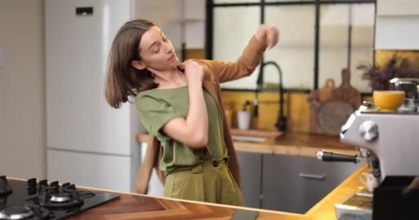 Zakenvrouw in een haast om te werken in de ochtend — Stockvideo