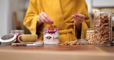 Kahvaltı hazırlayan kadın.