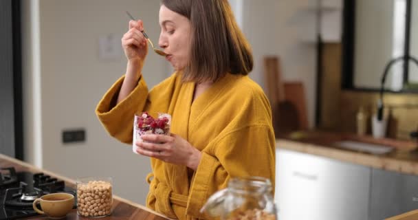 O femeie care mănâncă micul dejun sănătos cu cereale — Videoclip de stoc