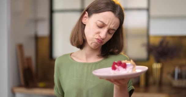 女人在健康食品和甜食之间做出选择 — 图库视频影像