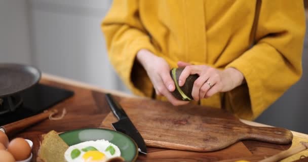 Готовить здоровый завтрак на кухонном столе — стоковое видео