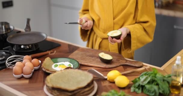 Gezond ontbijt klaarmaken op de keukentafel — Stockvideo