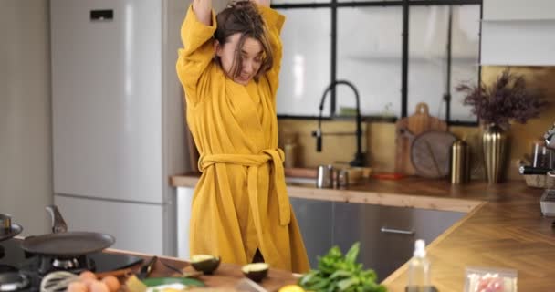 Wanita mengantuk bangun di dapur sebuah thome — Stok Video
