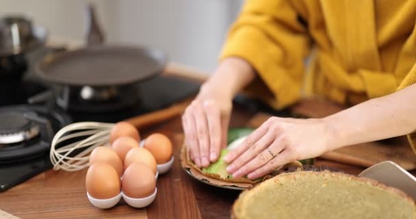 Nainen valmistaa aamiaisen munien ja avokadon kanssa — kuvapankkivideo