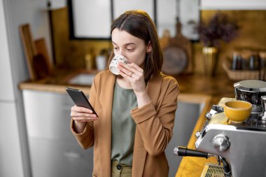 İş kadını sabah işe gitmek için acele ediyor.