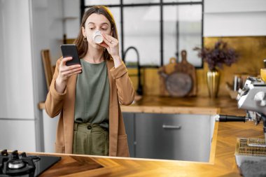 İş kadını sabah işe gitmek için acele ediyor.