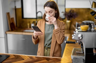 İş kadını sabah işe gitmek için acele ediyor.