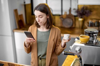 İş kadını sabah işe gitmek için acele ediyor.