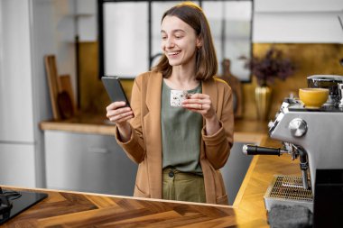 İş kadını sabah işe gitmek için acele ediyor.