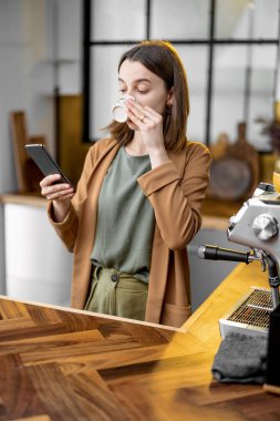 İş kadını sabah işe gitmek için acele ediyor.