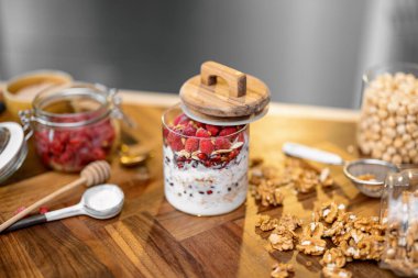 Granola, ahududu ve yoğurtla sağlıklı bir kahvaltı..