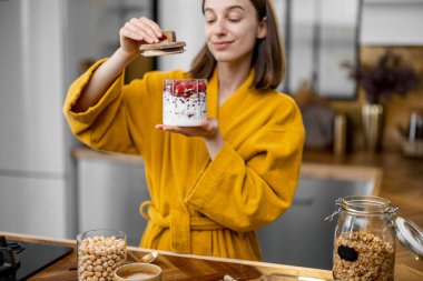 Sağlıklı kahvaltı yapan bir kadın.