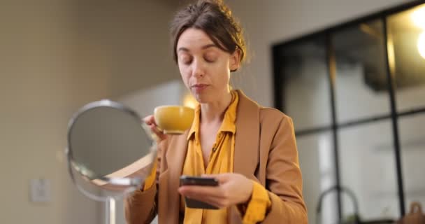 Zakenvrouw in een haast om te werken in de ochtend — Stockvideo