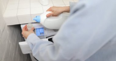 Çamaşır makinesine saç kremi döküyorum.