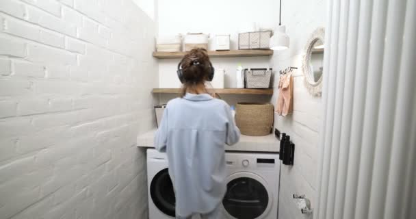 Femme laver les vêtements à la maison — Video