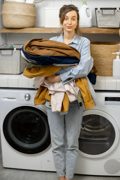 Portrait d'une jeune femme au foyer heureuse avec des vêtements propres — Photo