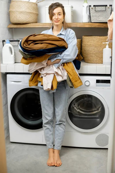 Porträt einer glücklichen jungen Hausfrau mit sauberer Kleidung — Stockfoto
