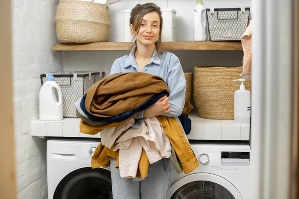 Portrait d'une jeune femme au foyer heureuse avec des vêtements propres — Photo