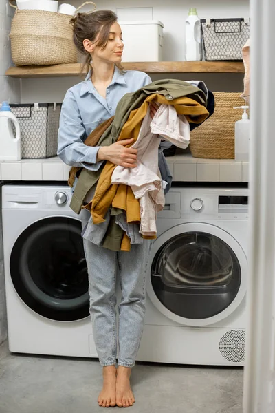 Portrait d'une jeune femme au foyer heureuse avec des vêtements propres — Photo