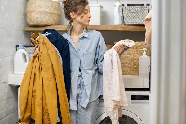 Retrato de uma jovem dona de casa feliz com roupas limpas — Fotografia de Stock