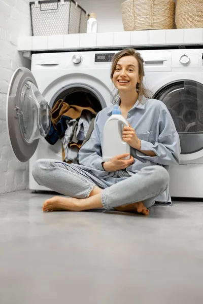 Mulher na lavandaria em casa — Fotografia de Stock