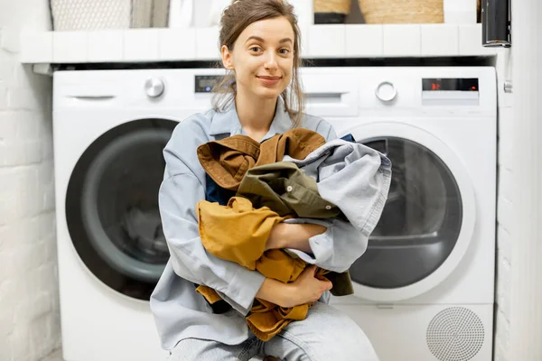Retrato de uma jovem dona de casa feliz com roupas limpas — Fotografia de Stock