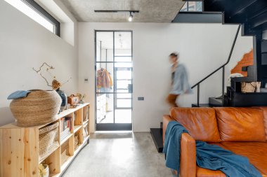 Bir kadınla evin içinde şık bir oturma odası.